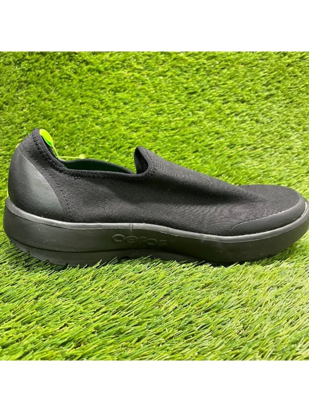 OOFOS OOmg EeZee Low Mens Size 8.5 Black Casual Walking Slip On Recovery Shoes